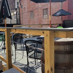 London Bridge Pub - Nice outdoor seating