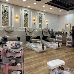 Q's Spa & Nail Bar