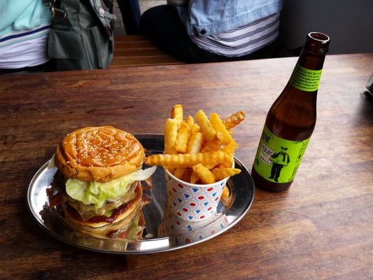 Huxtaburger Collingwood by null