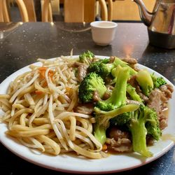 King Yen Restaurant - Beef and broccoli lunch special work chow mein