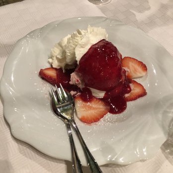Restaurant Schifferkrug - Strawberry meringue with whipped cream - to die for! - German Near Me - Celle, NI