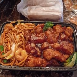 Main Moon Chinese Restaurant - General Tso's chicken with shrimp lo mein