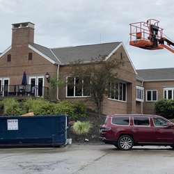 Sewickley Heights Golf Club - Building from parking lot