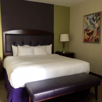Hilton Charlotte Uptown - Big ole bed - Hotels Near Me - Charlotte, North Carolina Hilton Charlotte Uptown - Big ole bed - Hotels Near Me - Charlotte, North Carolina