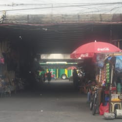 Quiapo Ilalim - Under the Quiapo bridge is the mecca of local handicrafts