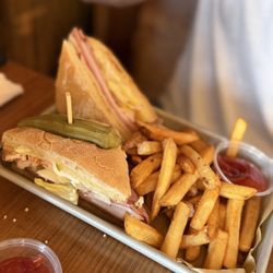 Southern Tail Brewing - Sammie and fries
