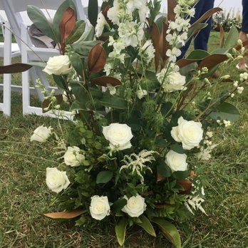 Nigella SF - Matching aisle markers -- Nigella nailed my mood board with white roses and magnolia leaves! - Florists Near Me - San Francisco, California Nigella SF - Matching aisle markers -- Nigella nailed my mood board with white roses and magnolia leaves! - Florists Near Me - San Francisco, California