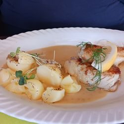 Restaurant Zur Linde - Dorschfilet leicht mehliert mit Senfsauce und Kartoffeln / Cod fillet slightly breaded with mustard sauce and boiled potatoes