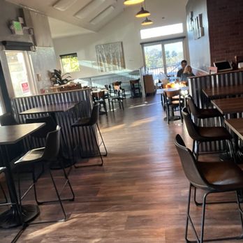 Mo's River Road Grill - Inside - Wine Bars Near Me - Salinas, California