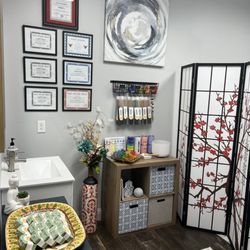 Chakra Inner Peace Energy Healing - Welcome to a calming salon with many retail items for wellness, meditation, and healing.
Healing crystals too.