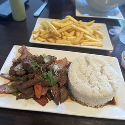 LOMO SALTADO / BEEF STIR-FRY LOMO SALTADO / BEEF STIR-FRY