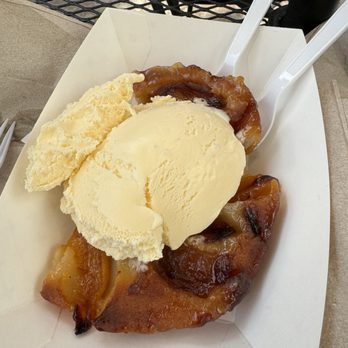 Breezeway Cafe - Peach cobbler with ice cream - Breakfast & Brunch Near Me - Pismo Beach, California