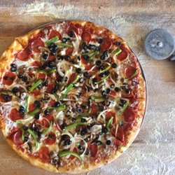 Manhattan Pizzeria - Deluxe pizza