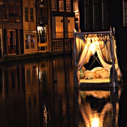 Amsterdam Light Festival - Het 'Vliegende Bed' aan het begin van de Oudezijds Voorburgwal
