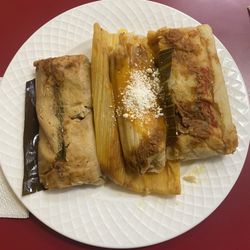 Agua Blanca Panaderia y Restaurante Guatemalteco - pache de res, chuchito de pollo y tamal de pollo