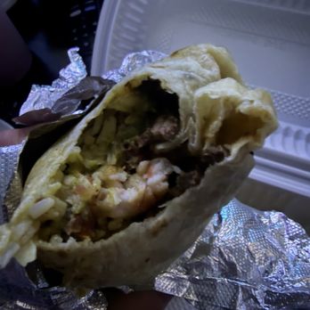El Zarape - See that shrimp in there?! And the Avo and steak next to it?! It doesn't get any better than that - Mexican Near Me - Los Angeles, California El Zarape - See that shrimp in there?! And the Avo and steak next to it?! It doesn't get any better than that - Mexican Near Me - Los Angeles, California