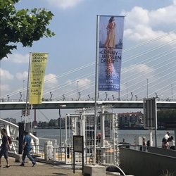 De Waterbus - The waterbus is running extra sailings especially for the audience of this ballet performance at the Onderzeebootloods.
