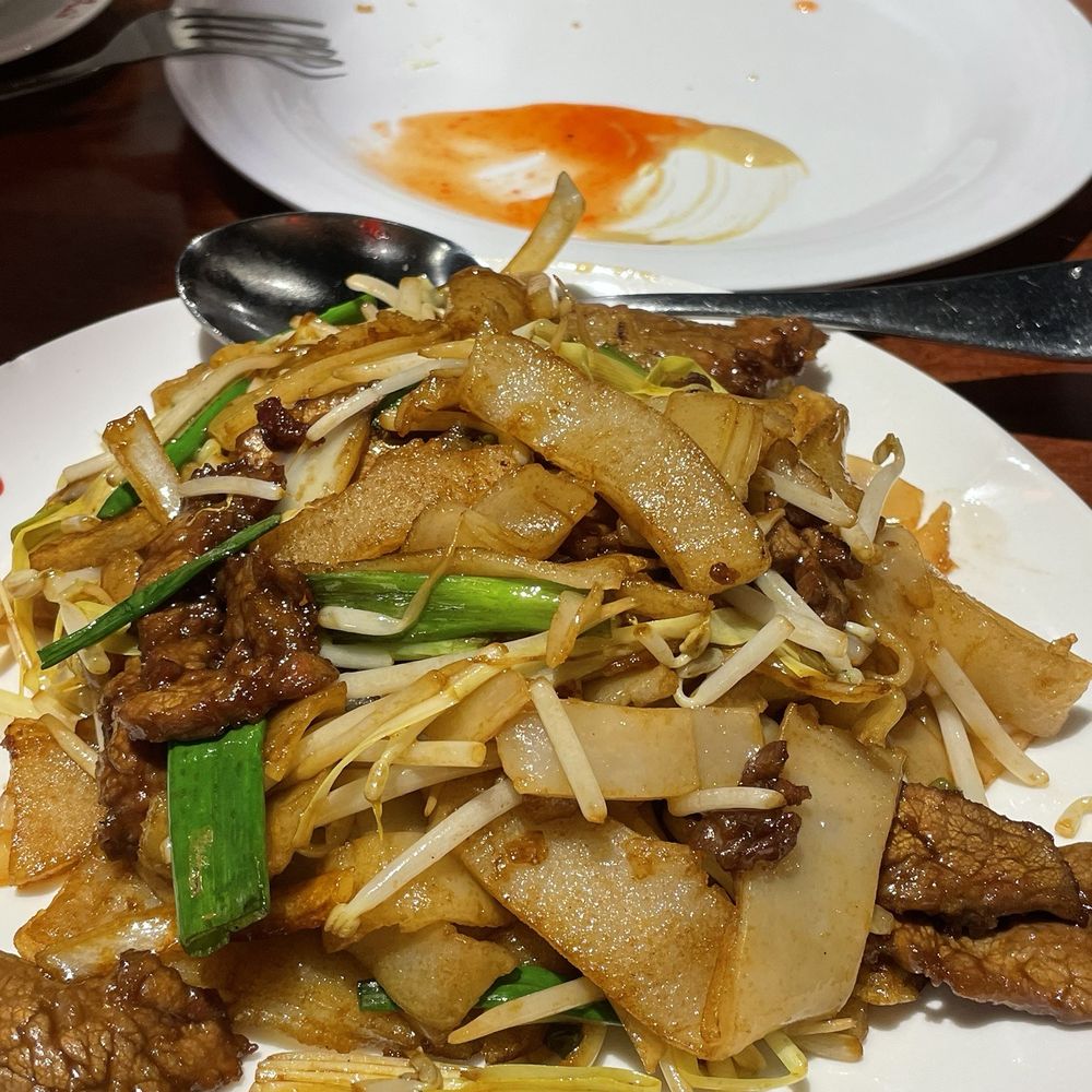 Yu's Mandarin - Beef with Flat Rice Noodle same portion as lunch - Chinese Near Me - Wheeling, Illinois