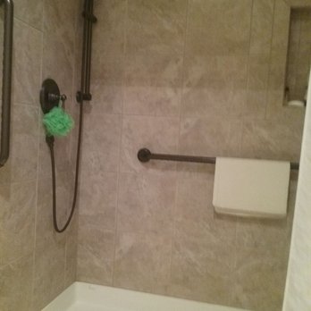 Vacation Internationale - A shower in a one-bedroom room - Hotels & Travel Near Me - Lynden, Washington