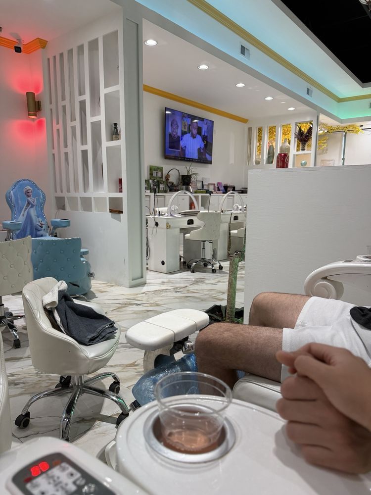 Lavish Nails & Spa Logo