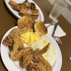 Jacks Family Cafe - CHICKEN WINGS(3) & FRENCH TOAST(4) WITH EGGS(2) GRITS $ ENGLISH MUFFIN (2)