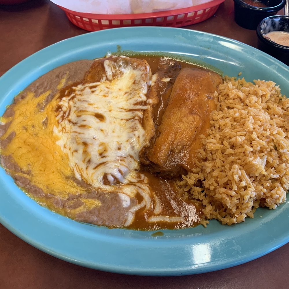 El Columpio - Más Combo plate with a cheese chile relleno and a pork tamale - Mexican Near Me - Mitchell, South Dakota El Columpio - Más Combo plate with a cheese chile relleno and a pork tamale - Mexican Near Me - Mitchell, South Dakota