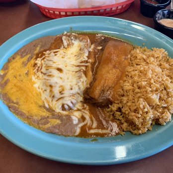 El Columpio - Más Combo plate with a cheese chile relleno and a pork tamale - Mexican Near Me - Mitchell, South Dakota