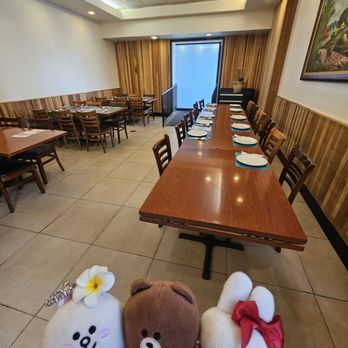 Max's Restaurant - Dillingham - Private room - Filipino Near Me - Honolulu, Hawaii Max's Restaurant - Dillingham - Private room - Filipino Near Me - Honolulu, Hawaii