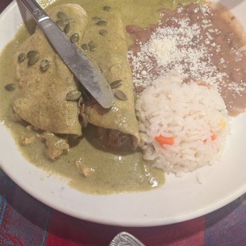 Restaurant Mole Del Rey - Enchiladas de mole verde - Mexican Near Me - Bell, California