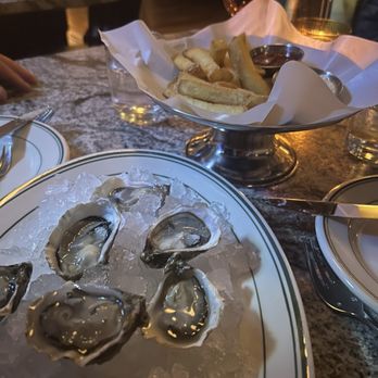 L’Echelle - Oysters and frites - French Near Me - Portland, Oregon
