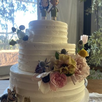 Floraland - She even did the cake flowers!! Look how amazing - Florists Near Me - Alhambra, California Floraland - She even did the cake flowers!! Look how amazing - Florists Near Me - Alhambra, California