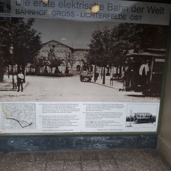 Bahnhof Berlin-Lichterfelde Ost - Interessant! Von hier fuhr 1881 Dank Werner von Siemens die erste elektrische Trambahn der Welt.