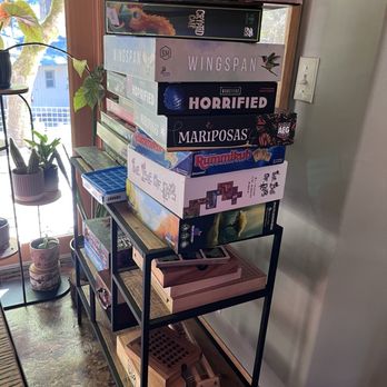 Steamboat Inn - Sample of the games available through the library - Hotels Near Me - Idleyld Park, Oregon