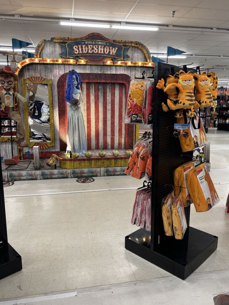 Costumes: SPIRIT HALLOWEEN - Updated October 2024 - 41ST St, Sioux