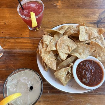 Hook and Lime - Side Salsa and Chips, Blackberry & Lemon Margarita, House Made Lemonade - Bars Near Me - Omaha, Nebraska