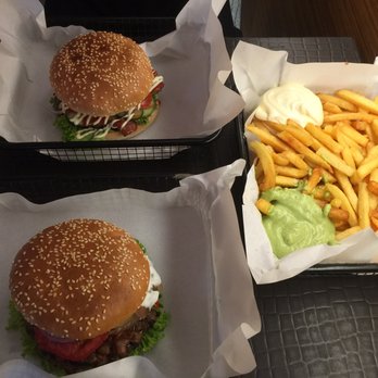 Beef Brothers - Oben:BaconBurger 160g;Unten:SpecialBurger 160g; Rechts gro.Pommes mit Majo & Pesto; +2 Getränke 26€ Super - Burgers Near Me - Cologne, NW
