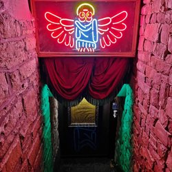 Hoot The Redeemer - The very cool stars to the door