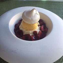 Auberge de la Cauquière - Soupe de cerise, mousse vanille, sorbet passion et meringue