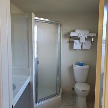Royal Copenhagen Inn - Spacious bathroom - Hotels Near Me - Solvang, California Royal Copenhagen Inn - Spacious bathroom - Hotels Near Me - Solvang, California