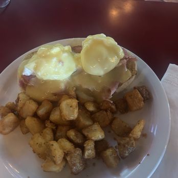 Pioneer Pub - Eggs benny - Pubs Near Me - Richmond, British Columbia