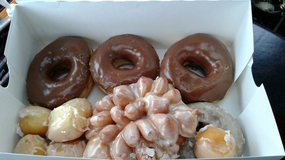 Donuts Coffe and More Logo