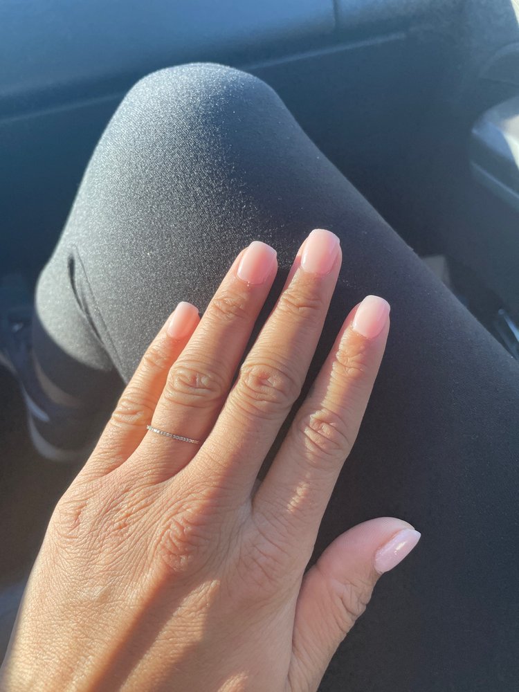 Rissa’s Nails Logo