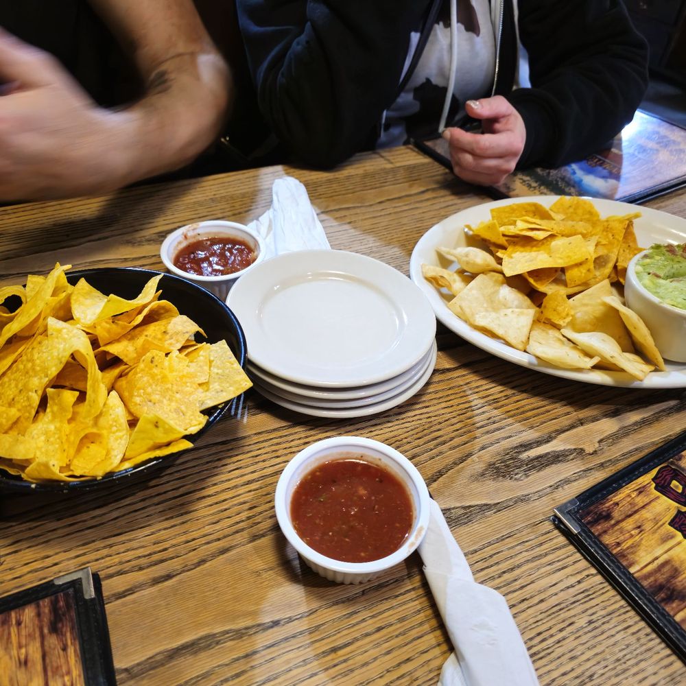 Lil Burro - Chips and guacamole dip - Mexican Near Me - Bellevue, Nebraska Lil Burro - Chips and guacamole dip - Mexican Near Me - Bellevue, Nebraska