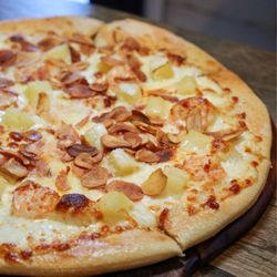 Garlic Snowing Pizza @tiffhuangry