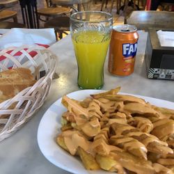 Yo qué sé - Patatas bravas with salsas mixtas, complimentary bread, and Fanta
