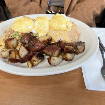 Downtown cafe - California Benedict - Breakfast & Brunch Near Me - Pittsburg, California