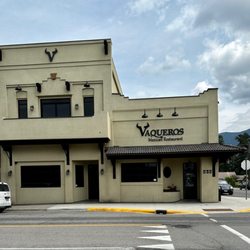 Vaqueros - The front of the restaurant. In the back is a parking lot.