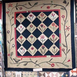 The Hen House - I LOOOOVE this applique quilt.
