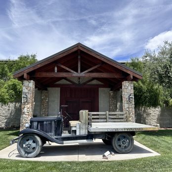 Calcareous Vineyard - Wine Tasting Room Near Me - Paso Robles, California Calcareous Vineyard - Wine Tasting Room Near Me - Paso Robles, California