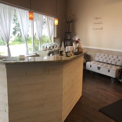 Trés Chic Beauty Boutique & Spa - Reception area